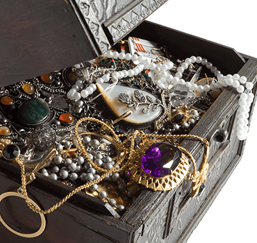 Ancien coffre à bijoux rempli de bijoux fantaisie issus d’un débarras de maison