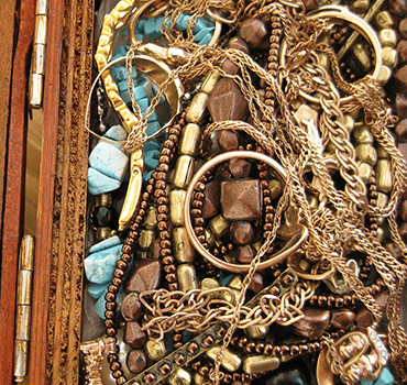 Anciens colliers, perles et pierres servant de réserve de pièces détachées pour bijoux fantaisie