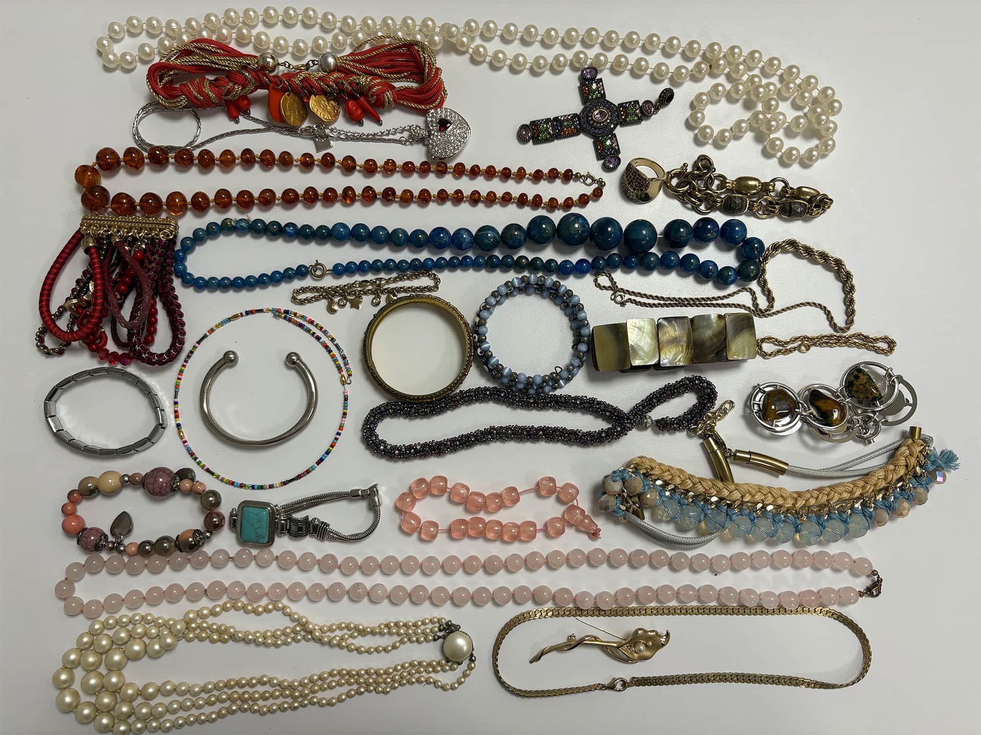 Autres bijoux : colliers, bracelets et colliers de perles disposés côte à côte