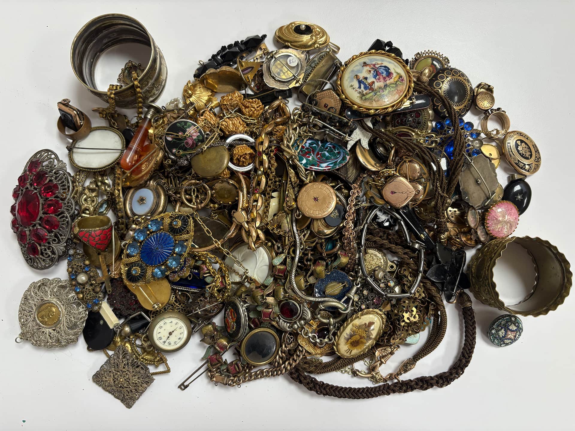 Bijoux anciens avec broches et pendentifs vintage