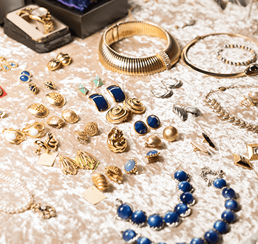 Bijoux fantaisie dorés : boucles d’oreilles, bracelet et collier de perles bleues