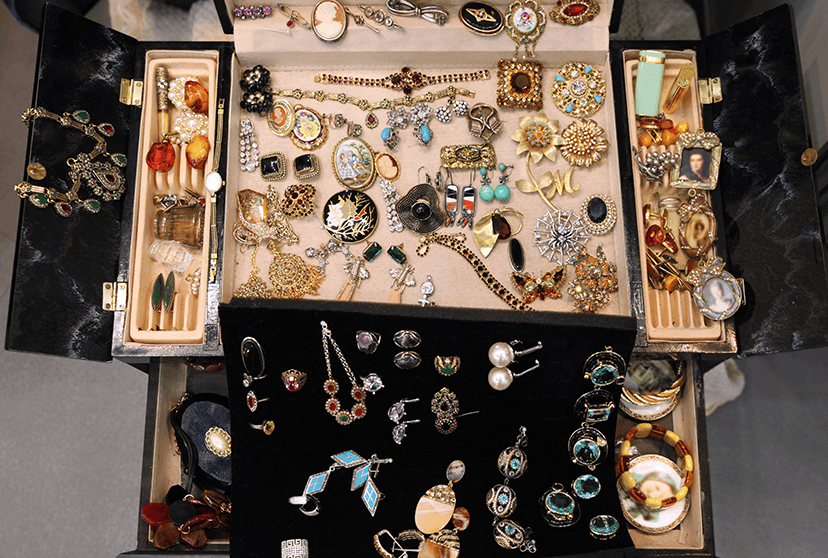 Coffrets ouverts d’une collection de bijoux fantaisie avec broches, boucles d’oreilles et colliers
