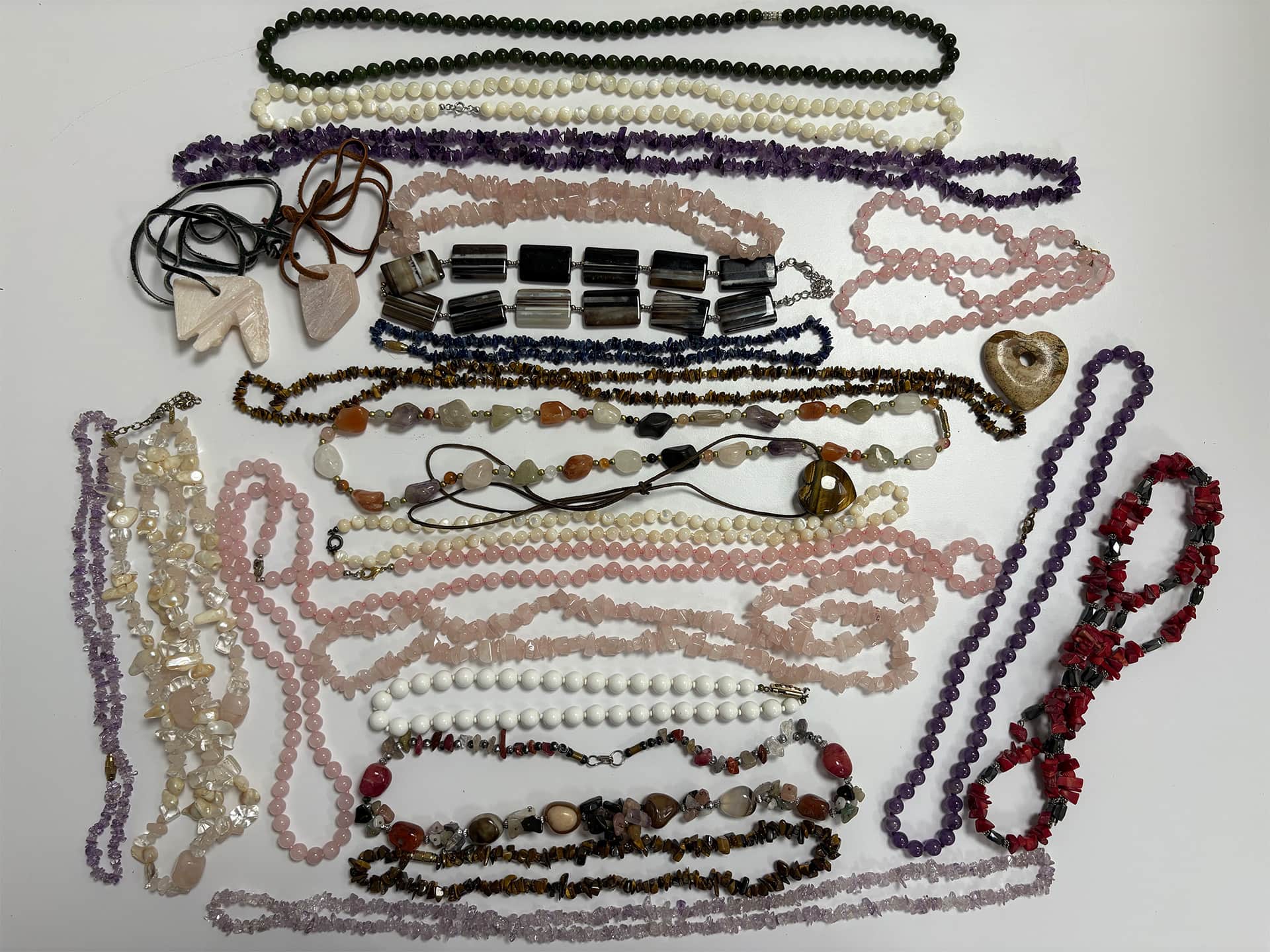 Colliers en quartz rose, améthyste et autres pierres ornementales