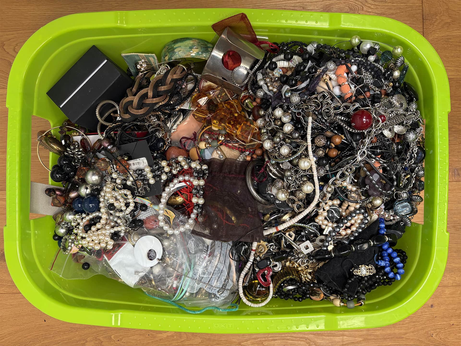 Grand bac contenant un lot de bijoux issu d'un débarras de maison