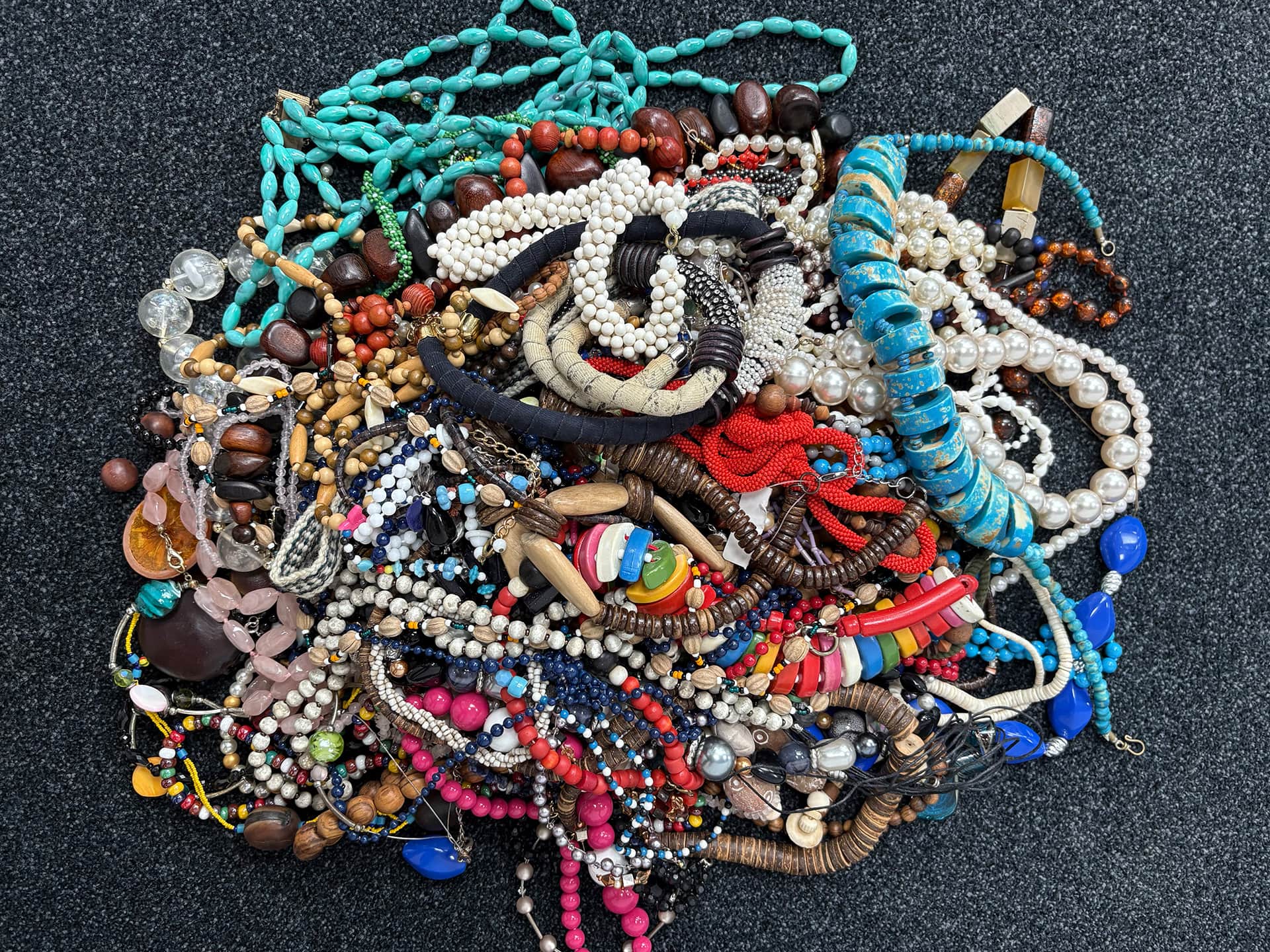 Lot de bijoux issu d'une succession avec des colliers de perles colorées