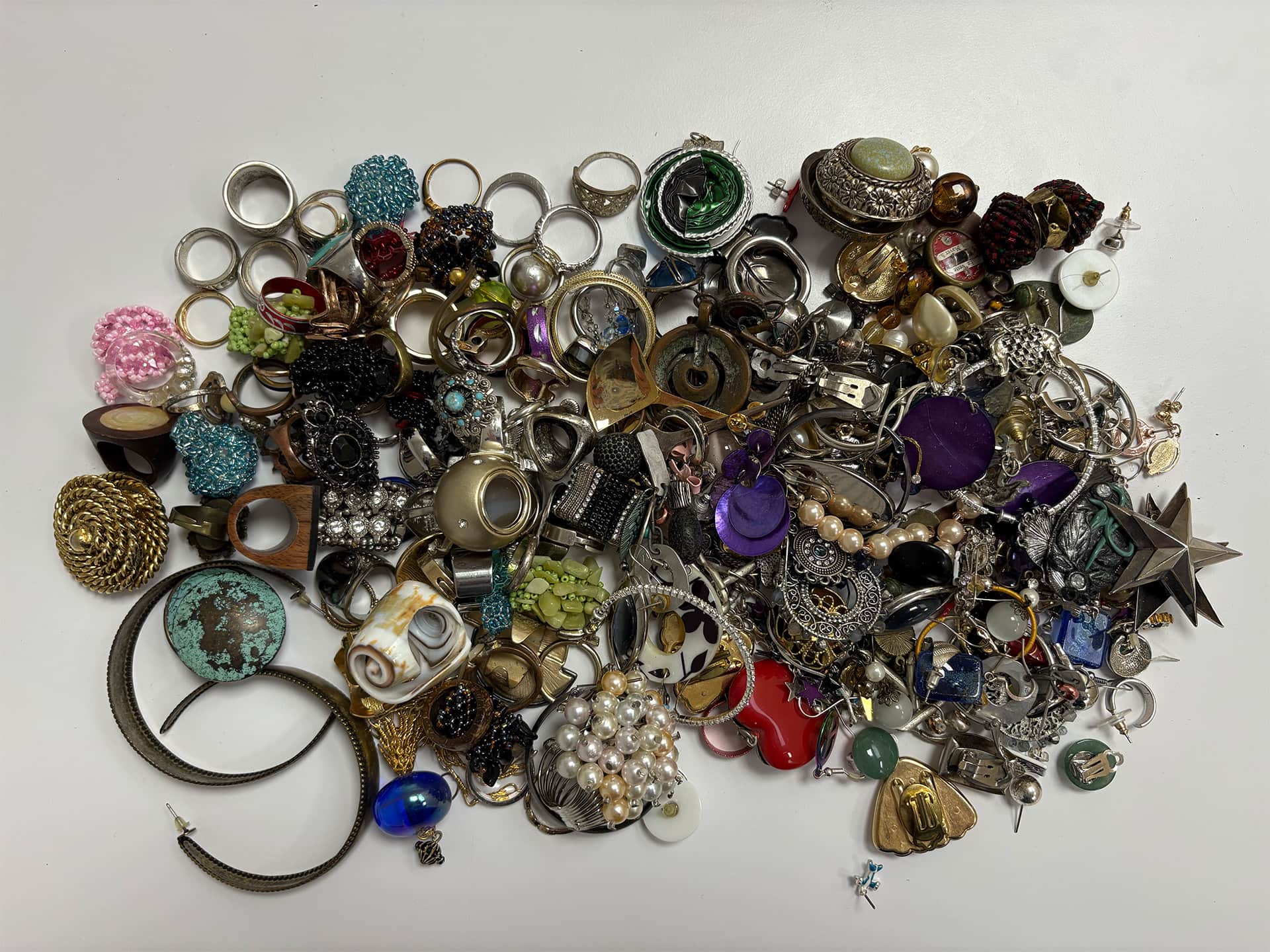 Lot de bijoux fantaisie composé de bagues, de clips d'oreilles et de boucles d'oreilles