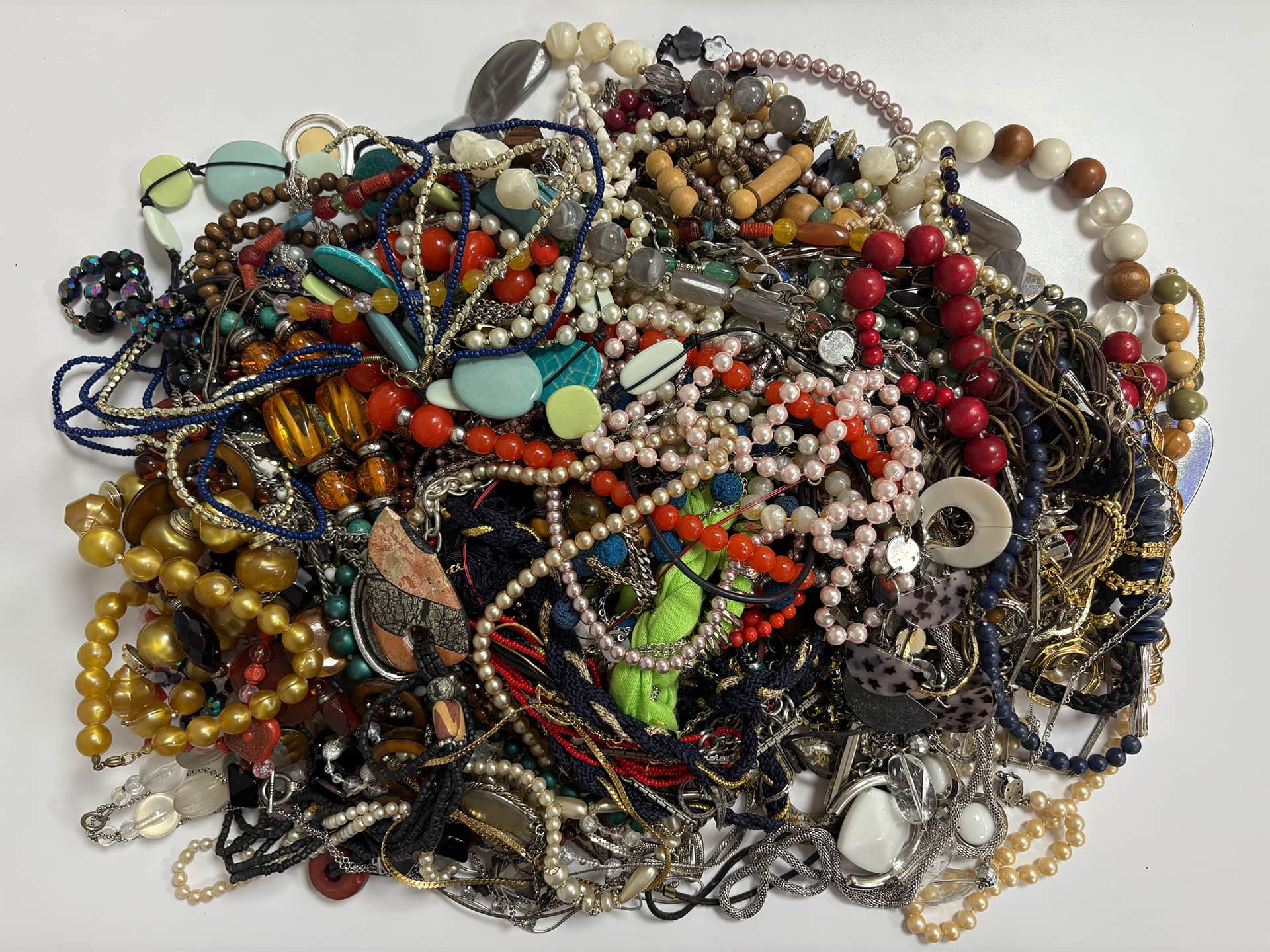 Lot de bijoux fantaisie colorés comptant de nombreux colliers