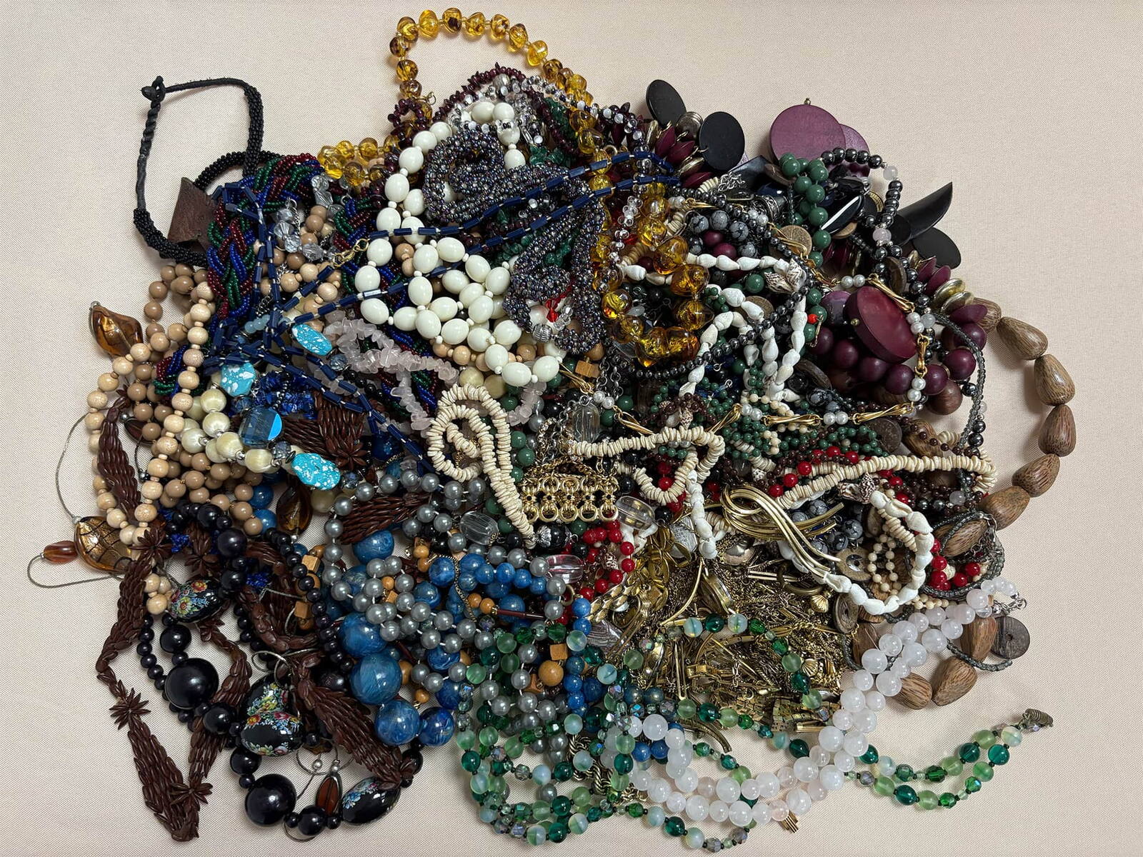 Grande collection de bijoux comptant de nombreux colliers de perles